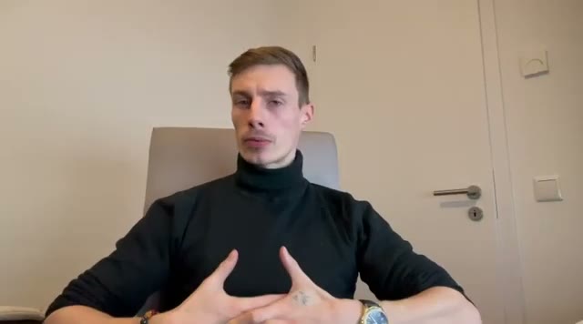 Eicke Awe im Interview an seinem Schreibtisch