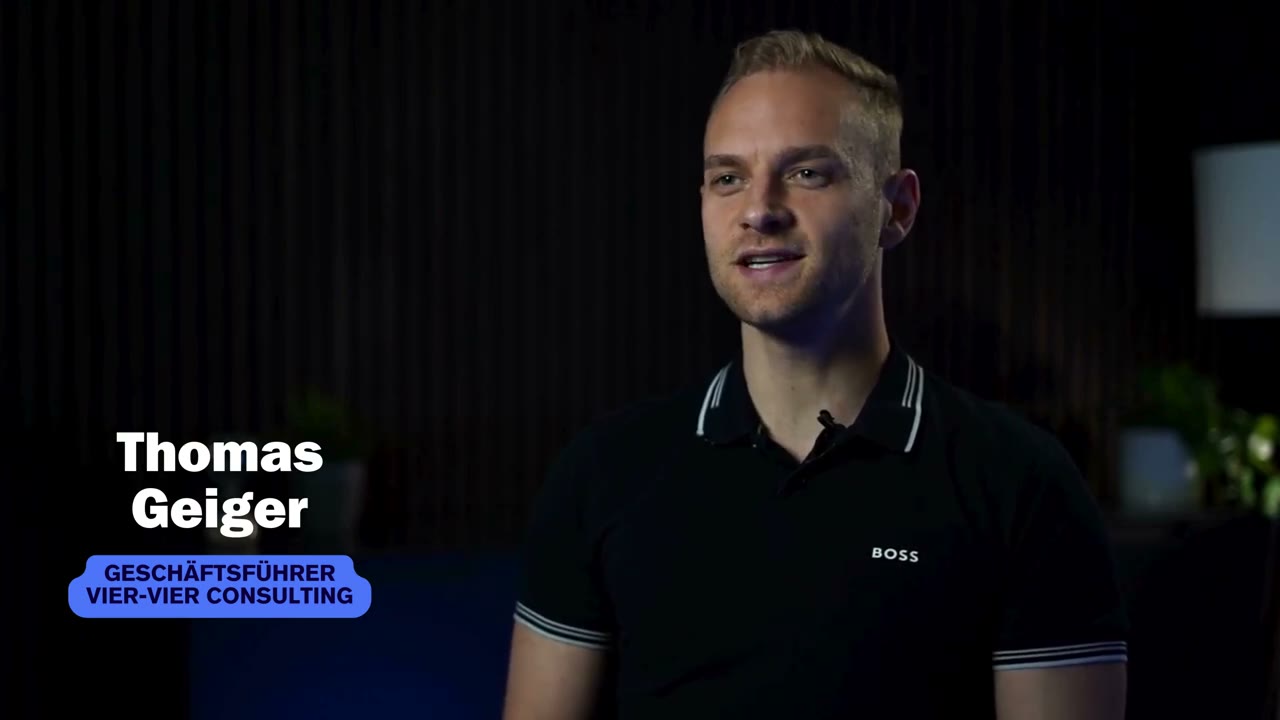 Thomas Geiger im Interview, Bauchbinde mit Name und Funktion